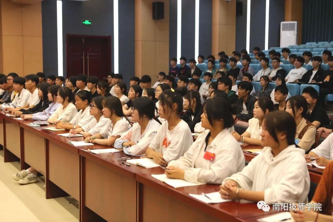 我院开展“青春心向党 技能铸辉煌”学习党的二十大精神主题报告会3